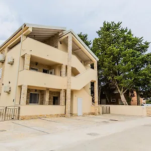 https://apartments-lorena-privlaka-zadar.hotelinzadar.com